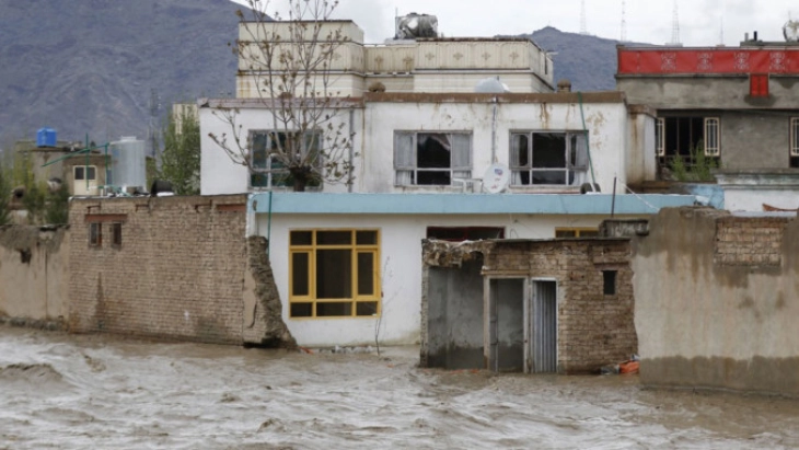 Во поплавите во централен Авганистан загинаа најмалку 50 луѓе