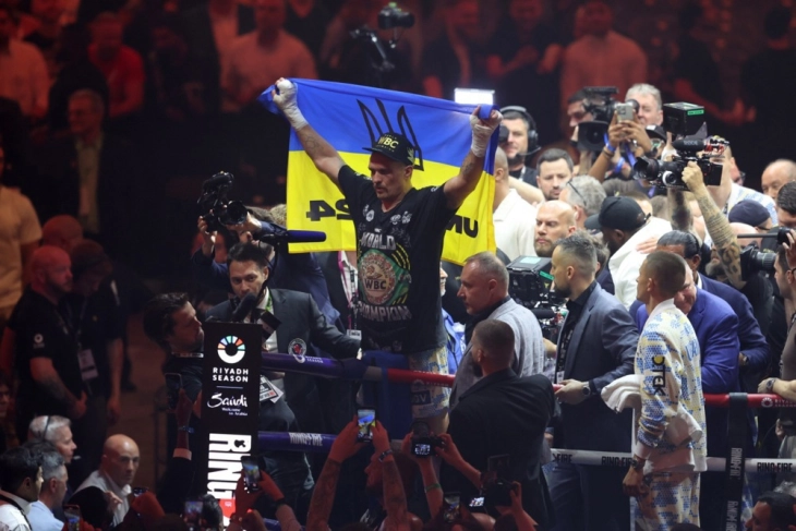 Усик стана првиот апсолутен светски шампион во тешка категорија во 21 век