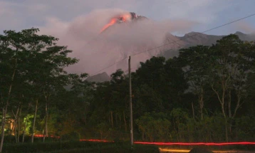 Ерупција на вулканот Ибу на оддалечениот индонезиски остров Халмахера