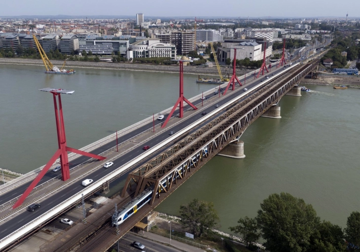 Dy persona kanë humbur jetën, ndërsa pesë rezultojnë të zhdukur në përplasjen e kryqëzori dhe një varke në Danub afër Budapestit