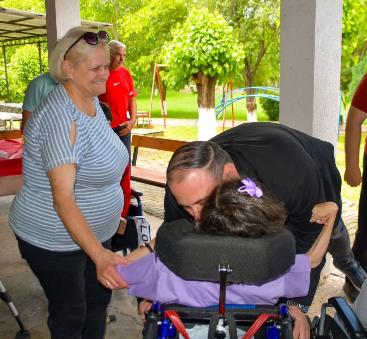 Ѓорѓиевски на излет на Пеленица со децата со церебрална парализа