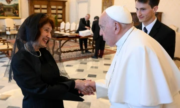 Сиљановска Давкова во Ватикан доби поддршка од папата за евроинтеграцијата, средбата со Радев одложена за некоја следна прилика