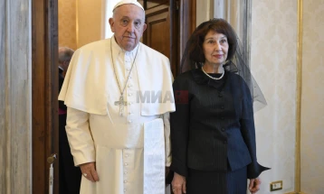 Сиљановска-Давкова на аудиенција кај папата, средба со Радев не е остварена, изразена подготвеност таа да се реализира час поскоро