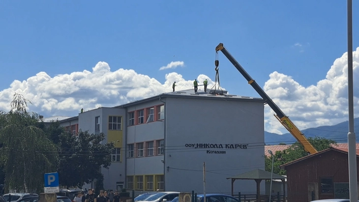 Фотоволтаични панели за струја се поставуваат на кровот на ОУ „Никола Карев“ во Кочани
