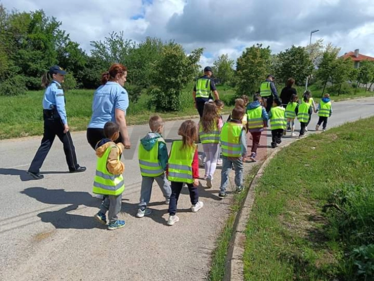 Деца од Пехчево се едуцираа за правилата на однесување како пешаци