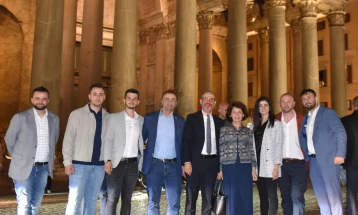 Presidentja Siljanovska në Romë realizoi takim me përfaqësues të diasporës së Maqedonisë së Veriut