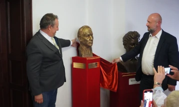 SPE organizers unveil bust of Swedish poet Tomas Tranströmer