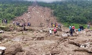 Најмалку 300 луѓе загинаа, а повеќе од 1.100 куќи се уништени од лизгање на земјиштето во Папуа Нова Гвинеја