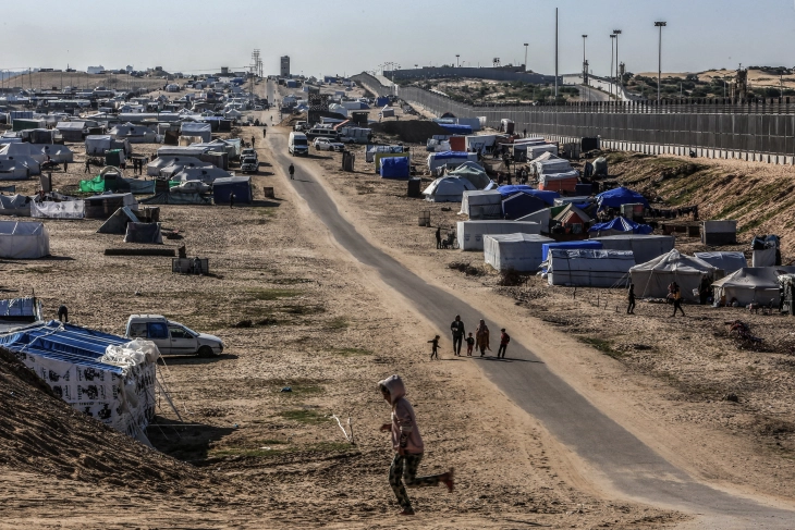 Палестинците го обвинуваат Израел за напад на кампот за раселени лица, Израел тврди дека целел легитимни цели