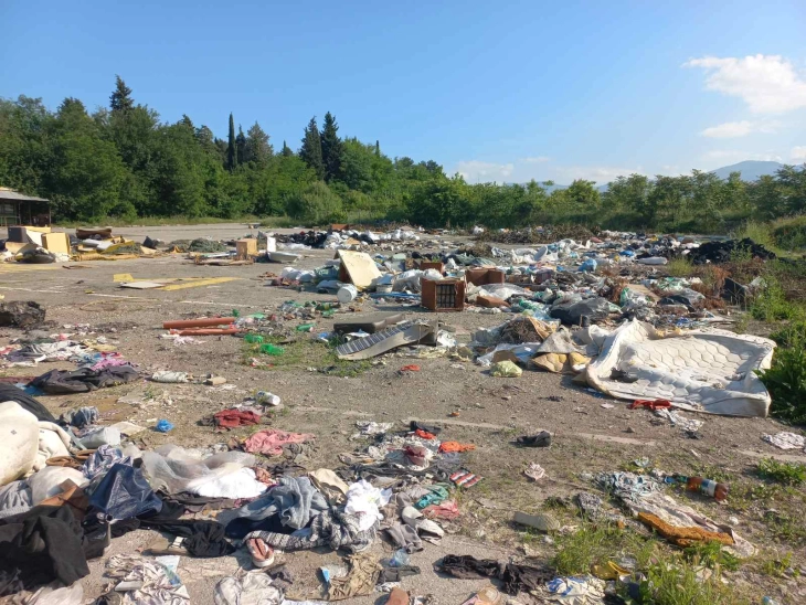 NP Higjiena komunale Shkup largoi 80 metra kub mbetje të hedhura në mënyrë të parregullt nga parkingu i varrezave 