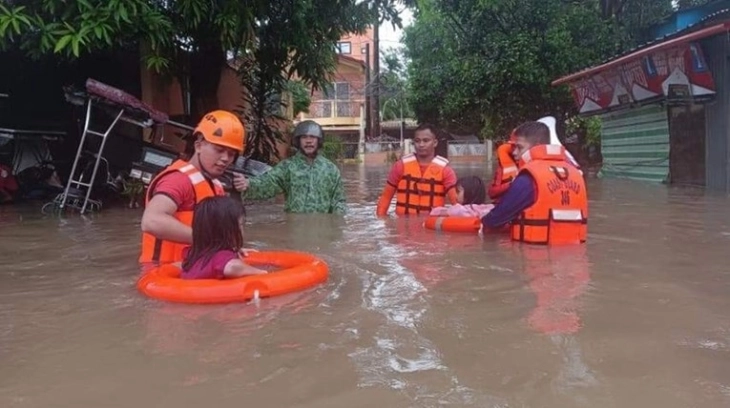 Најмалку седум загинати во тропската бура што ги погоди Филипините