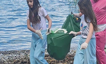 Учениците од Охрид во еко-акција, исчистени плажи во рамки на проектот „Чиста животна средина за светла иднина“