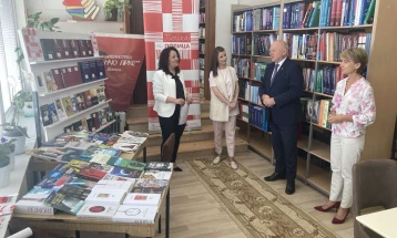 Амбасадата на Полска донираше книги од полски автори на општинската библиотека во Виница