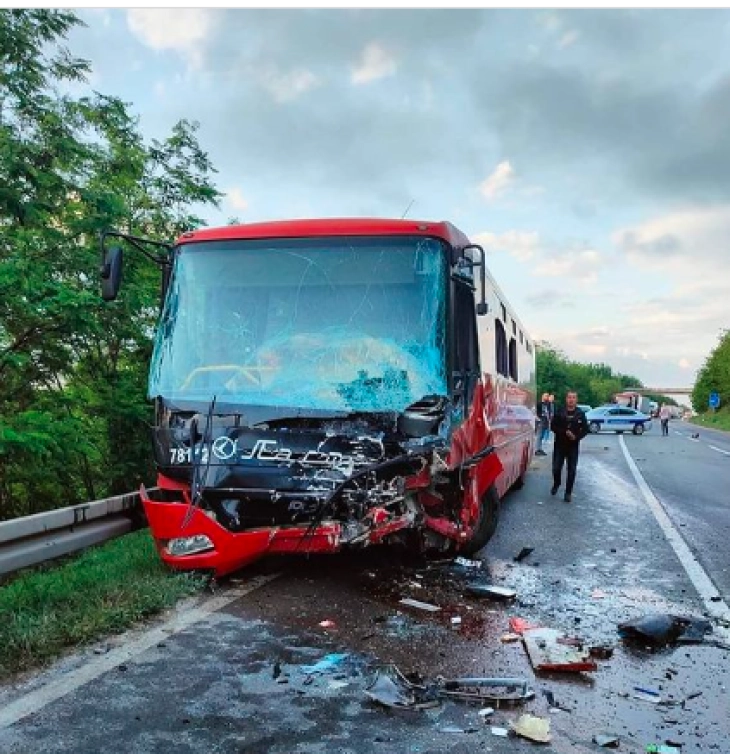 Едно лице загина, а 30 се повредени во сообраќајна несреќа во Србија