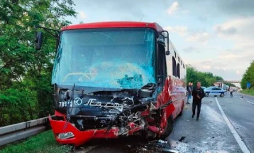 Едно лице загина, а 30 се повредени во сообраќајна несреќа во Србија