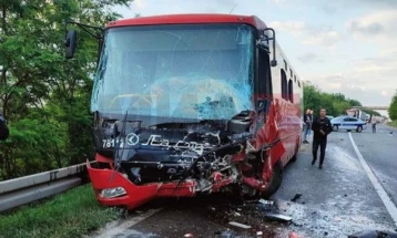 Судар на автобус со патнички автомобил кај Мали Пожаревац - возачот загина, повеќе од 30 повредени (ДПЛ)
