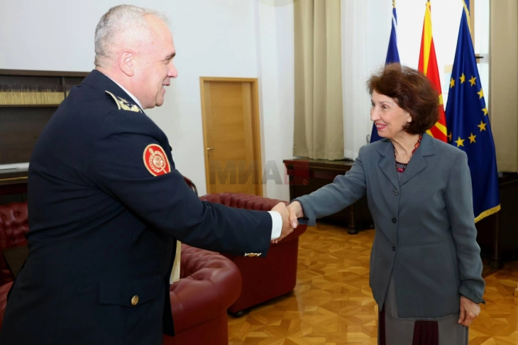 Siljanovska Davkova u takua me kryeshefin e SHM-së të Armatës, gjeneral nënkolonelin Vasko Gjurçinovski