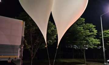 Северна Кореја испрати балони со ѓубре и ѓубрива во Јужна Кореја