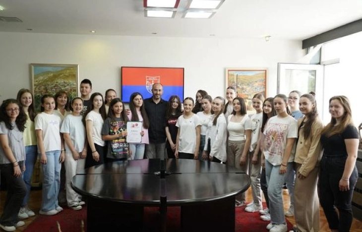 Градоначалникот Колев ги прими членовите на велешкиот детски хор „Св.Кирил и Методиј“