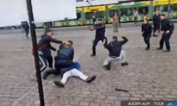Германската полиција усмрти маж кој со нож избоде политичар и полицаец на политички настан во Мајнхајм 
