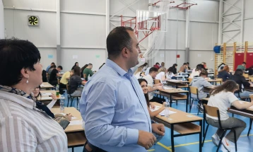 Министерот за образование и наука Шаќири во Струга кај учениците што полагаат државна матура
