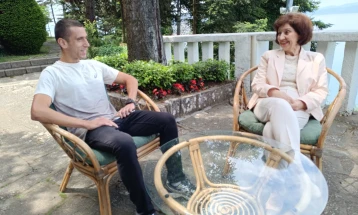 Сиљановска Давкова во Охрид се сретна со македонскиот атлетичар Дарио Ивановски