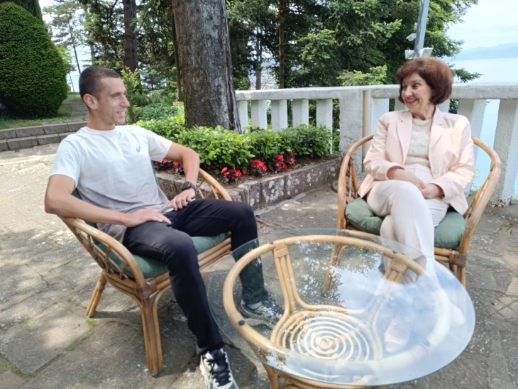 Siljanovska Davkova meets Macedonian runner Dario Ivanovski in Ohrid