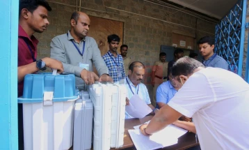 Излезните анкети предвидуваат победа на партијата на премиерот Моди на парламентарните избори во Индија