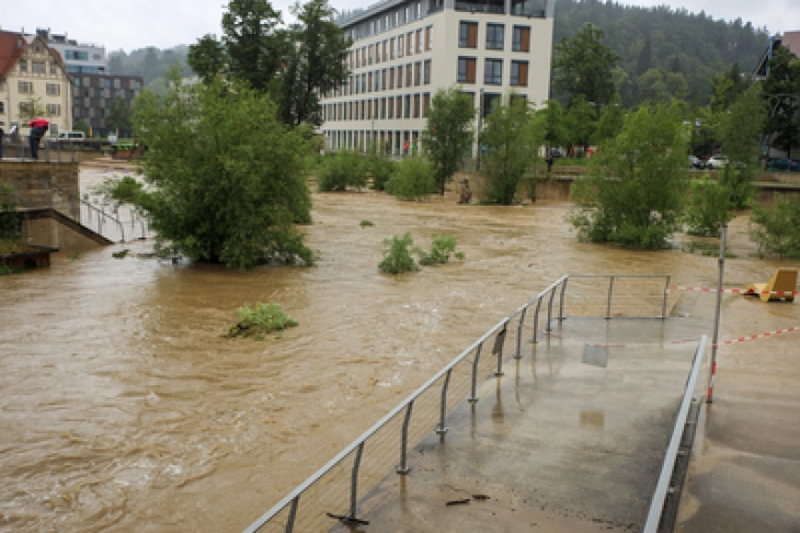 Поројни дождови и поплави во Баварија, жителите евакуирани со хеликоптер