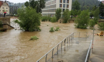 Поројни дождови и поплави во Баварија, жителите евакуирани со хеликоптер