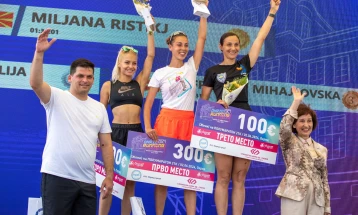 Сиљановска Давкова ги врачи наградите за најуспешните на годинашното издание на „Охрид трчаТ“