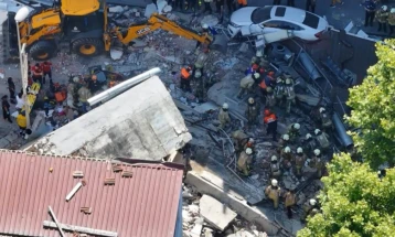 Едно лице загина, осуммина се повредени при уривање на зграда во Истанбул