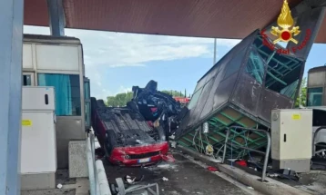 Тројца загинати во судар на автомобили на наплатна рампа кај Ливорно, во италијанска Тоскана