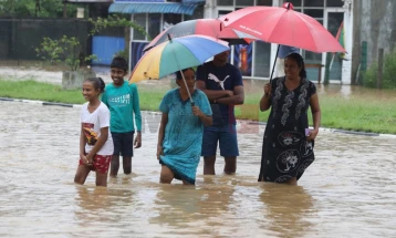 Бројот на загинати во поплавите и свлечиштата во Шри Ланка се зголеми на 12