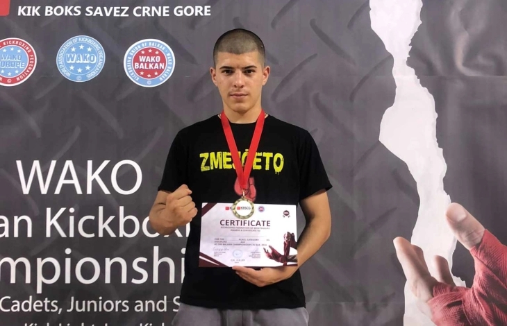 Виничкиот кикбоксер Лука Змејкоски стана балкански шампион