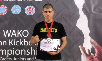 Виничкиот кикбоксер Лука Змејкоски стана балкански шампион