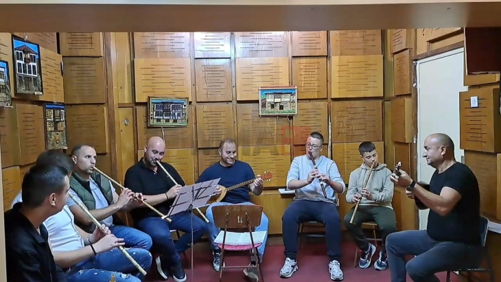 Зачувување на традицијата преку изворна музика, млади од Крива Паланка го изучуваат своето културно наследство