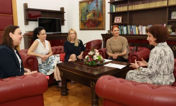Претседателката Сиљановска-Давкова прими претставници на НУ „Охридско лето“