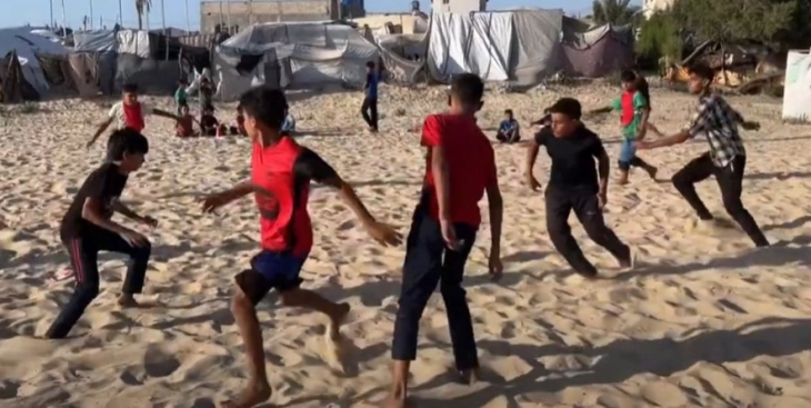 Момците од Газа се вртат кон фудбалот за, барем за момент, да ја заборават војната
