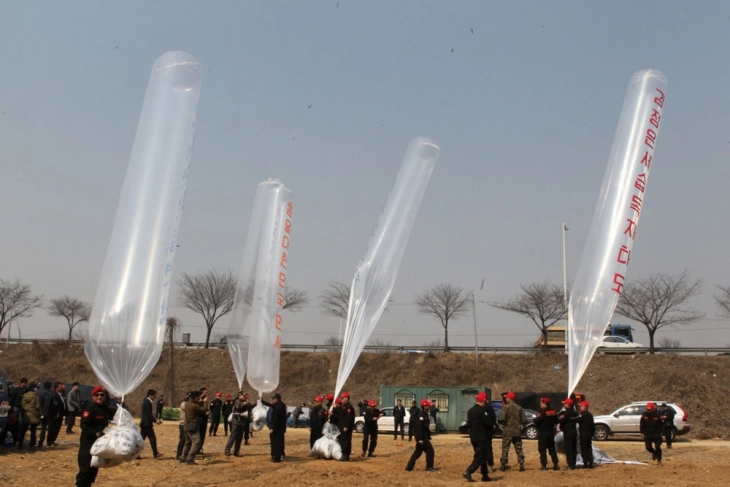 Јужнокорејски активисти испратија пропагандни летоци во балони до Северна Кореја