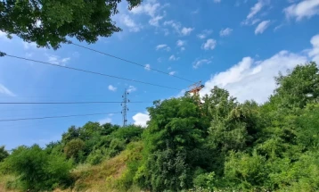 Dëmtohet kablloja e teleferikut Tetovë - Kodra e Diellit rrezik potencial për rrugën dhe lagjen e vilave në qendrën e skijimit
