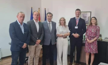 Јавни службеници во посета на македонската амбасада во Тирана