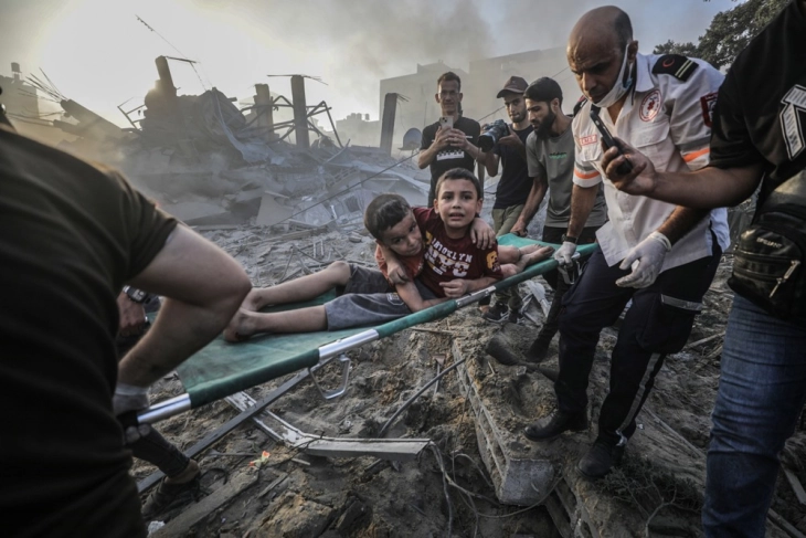 Së paku 18 të vdekur, mes të cilëve edhe fëmijë, në sulmet izraelite në pjesën qendrore të Rripit të Gazës
