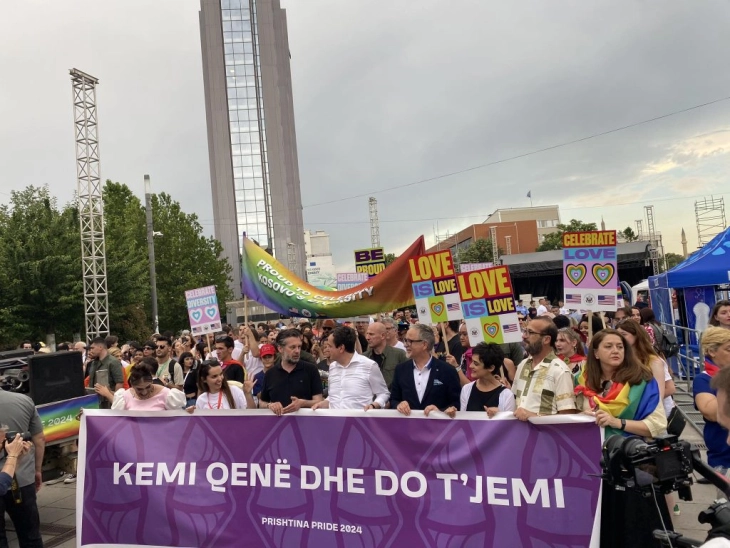 Курти на чело на Парадата на гордоста во Приштина