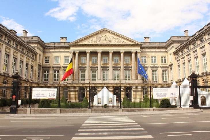 Националистичката Нова фламанска алијанса победник на изборите во Белгија, премиерот Де Кро поднесе оставка