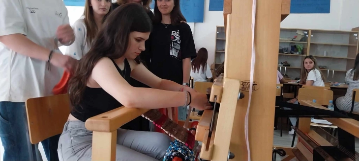 Ученици од кумановското средно училиште „Перо Наков“ се обучуваат за ткаење