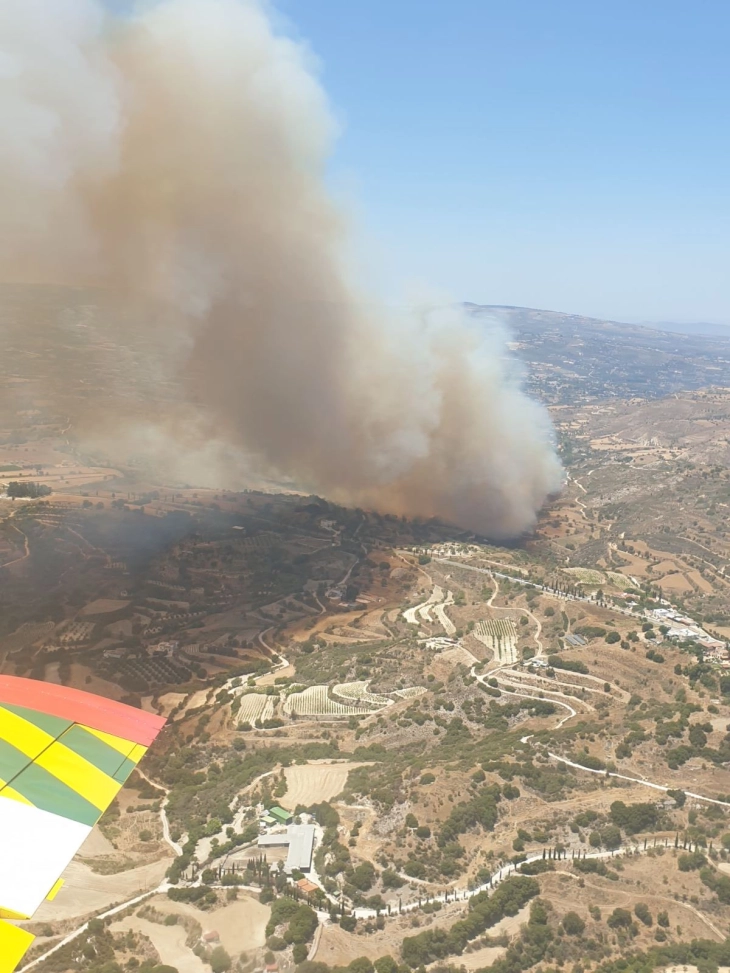 Голем пожар на Кипар, евакуирани населени места, побарана помош од Јордан, Израел, Грција и ЕУ