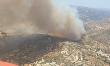 Голем пожар на Кипар, евакуирани населени места, побарана помош од Јордан, Израел, Грција и ЕУ