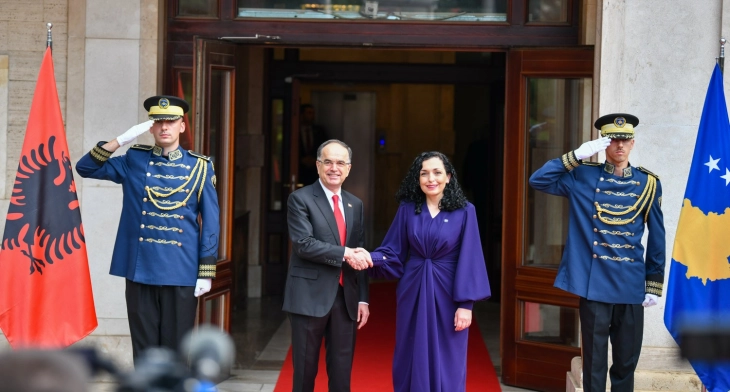 Албанскиот претседател, Бегај пречекан со државни почести во Приштина, ќе се обрати на Собранието