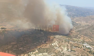 Zjarri i madh në Qipro ende nuk është vënë nën kontroll